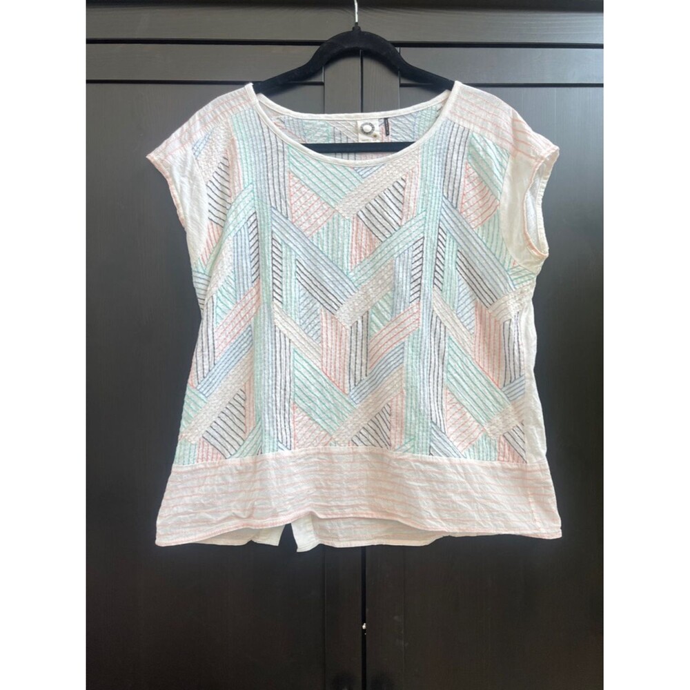 Akemi + Kin Off-White Short Sleeve Tee with Pastel Geometric Details Size Medium
